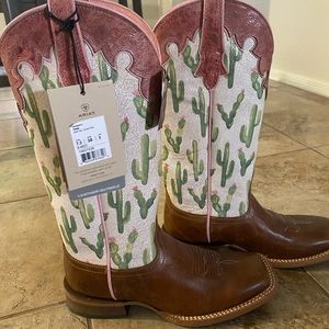 Never been worn Ariat square toe cactus boots